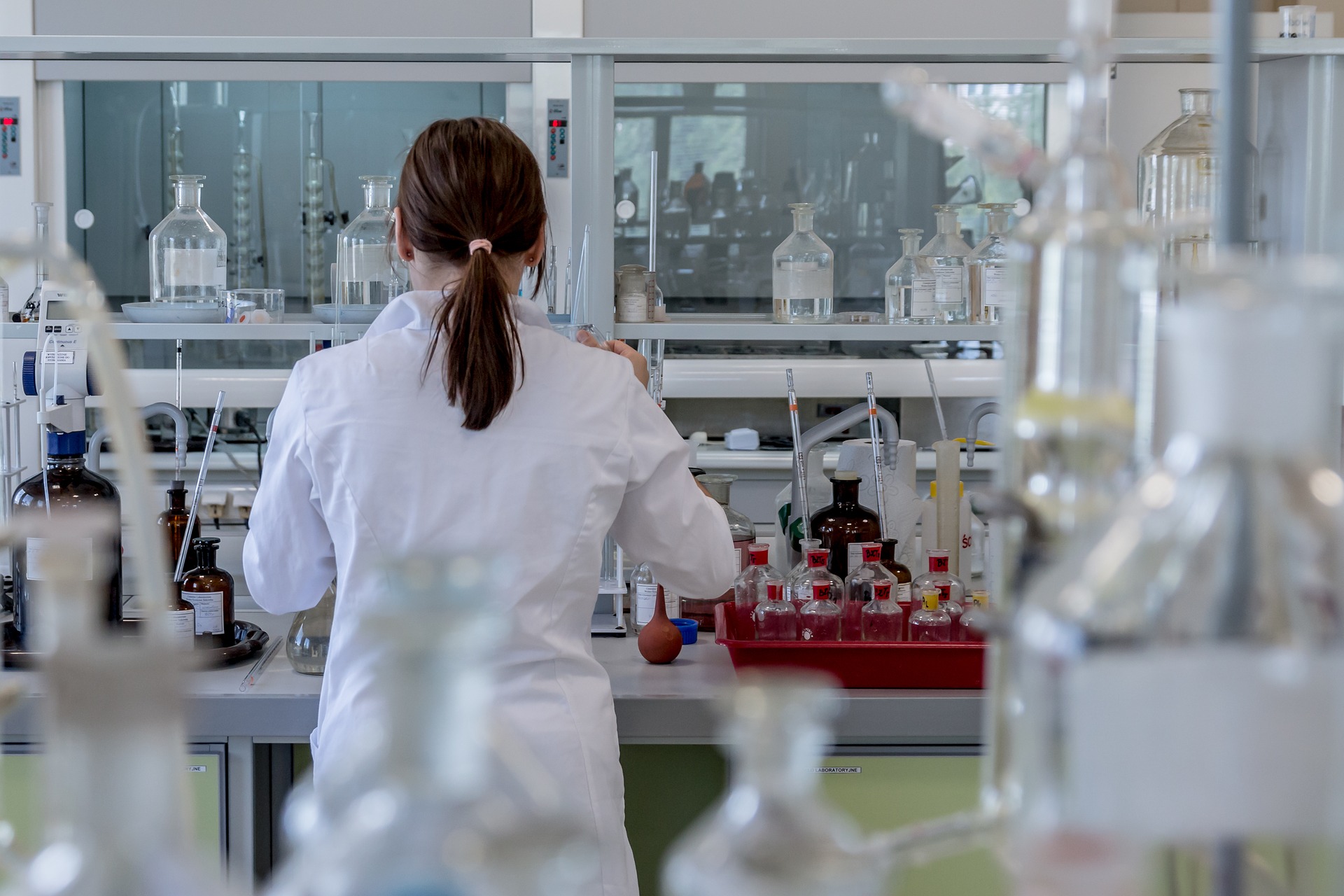 <p>Typisch für ein Werk der chemisch-pharmazeutischen Industrie sind die kilometerlangen Rohrleitungen. Sie gehören zu den wichtigsten Ver- und Entsorgungseinrichtungen der Produktionsanlagen – und bilden somit die „Adern“ eines Werkes. Chemiestandorte sind häufig durch einen komplexen Produktions- und Energieverbund gekennzeichnet. Und diese Verbundstruktur unterliegt einem ständigen Erneuerungs- und Verbesserungsprozess – die richtige Wahl der Rohrleitungsverbindung kann hier Zeit und Kosten sparen. In gleicher Weise gilt dies auch für kleinere Pilotanlagen und für das Labor.</p><p>Die Medienvielfalt (Gase, Dämpfe, Flüssigkeiten jeder Art, Säuren und Laugen), die zu beherrschenden Drücke (Vakuum bis Hochdruck) und auch die sehr unterschiedlichen Temperaturen (tiefkalte Flüssiggase, kochende Säuregemische) machen die Chemie zur wohl anspruchsvollsten Anwenderbranche für Rohrleitungen. Typisch für die Chemie ist, dass viele Sonderformen von Rohrleitungen, wie beheizte Leitungen, Vakuumleitungen, Leitungen zum Feststofftransport oder Sterilrohrleitungen, zum Einsatz kommen. So vielfältig wie die verwendeten Rohrwerkstoffe und die Einsatzbedingungen sind, so unterschiedlich sind auch die entsprechenden Verbindungstechniken: Man flanscht, schweißt, lötet oder klebt Rohrenden zusammen, setzt leckagefreie Verschraubungen, moderne Fittings oder auch anspruchsvolle Tri-Clamp Verbindungen ein.</p><p>Die Rohrverschraubung 2N bspw. dichtet bei aggressiven Medien kraftschlüssig ab, wobei die Verbindung jederzeit wieder lösbar ist. Das konstruktive Konzept minimiert das Totvolumen und behindert den Strömungsverlauf nicht, da der Innendurchmesser der Verschraubung gleich dem des Rohres ist.</p>