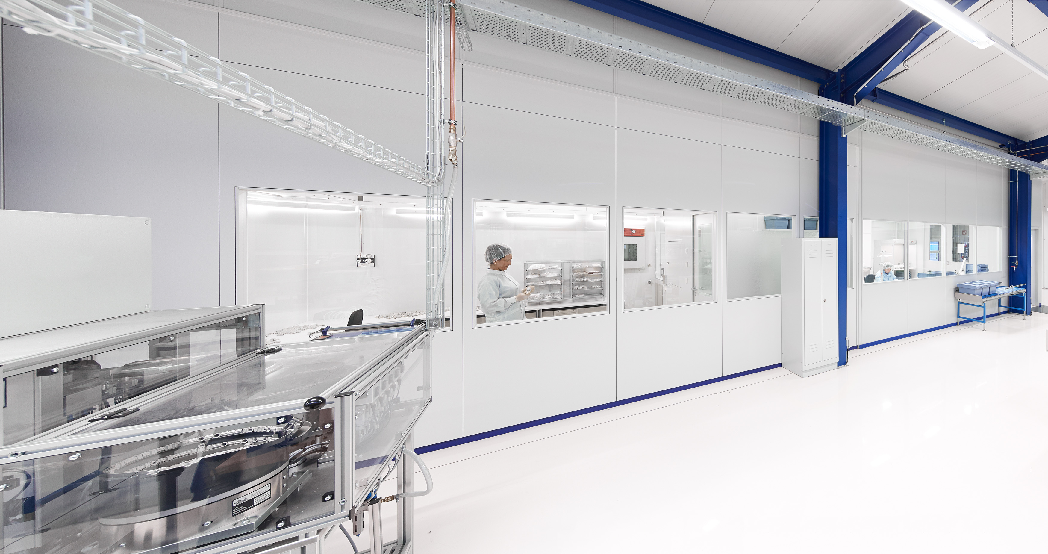 <p>Die Wafer-Reinigung ist der mit Abstand häufigste Herstellungsschritt in der Halbleiterindustrie, da eine unzureichende Reinigung weitreichende Folgen mit sich bringen kann: kleinste Partikel oder Chemikalienreste führen zu Ausbeuteverlusten bis hin zum Verlust eines Wafers oder gar einer Charge.</p><p>Dass die Wafer so häufig gereinigt werden müssen hat zwei Gründe: Erstens kommen die Wafer bei jedem Prozessschritt mit verschiedenen Chemikalien (z.B. Ätzflüssigkeiten, Benetzungsmittel oder Fotolacke) in Berührung, die danach vollständig von dem Wafer entfernt werden müssen. Zweitens werden die Wafer bei jedem Prozessschritt mechanisch bewegt, um sie den verschiedenen Bearbeitungs-, Kontroll- und Messeinrichtungen zurückzuführen. Jeder dieser Bewegungen ist zwangsläufig mit mechanischer Reibung verbunden. Dadurch werden Partikel erzeugt, die dann auf die Wafer gelangen können. Auch die Mitarbeiter und die Prozesse selbst können Partikel erzeugen.</p><p>Damit auch die Säuren und andere Chemikalien innerhalb der Reinigung partikelfrei zugeführt werden können, bestehen hohe Anforderungen an die verbauten Produkte. Die von <strong>em</strong>technik eingesetzten Produkte werden daher in einer kontrollierten Umgebung gefertigt, wie z.B. in einem Reinraum der ISO 14644-1 Klasse 5 (ab 2018 auch Klasse 7). Somit werden bspw. unsere Flare-Verschraubungen den höchsten Standards an Reinheit und Sauberkeit gerecht.</p>