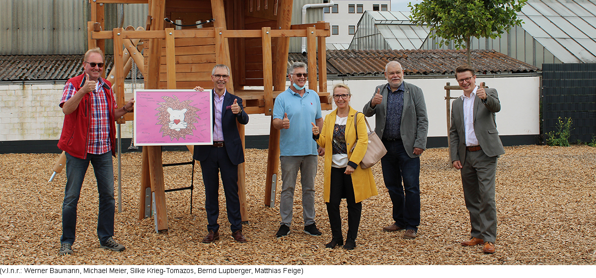 <p>As part of the official inauguration of new playground equipment at the <strong>Löwenherz (lionheart) daycare center</strong>, Maxdorf, Mayor Werner Baumann, his local councillor Bernd Lupberger and the head of the facility, Reiner Pfundstein, presented a gift to Michael Meier.</p><p><img src="https://em-technik.com/storage/files/60dd9786d6511_loewenherz.jpg"></p><p>EM-Technik GmbH, which was already involved in the creation of the facility for around 90 children with a donation in 2018, was now, two years later, also happy to help out in the outdoor area and also donated a tree house in addition to two seesaw animals and a double swing.</p><p>The kindergarten children expressed their gratitude for their new play facilities with a self-made picture of a lion and the message "Together we are strong as lions!"</p>